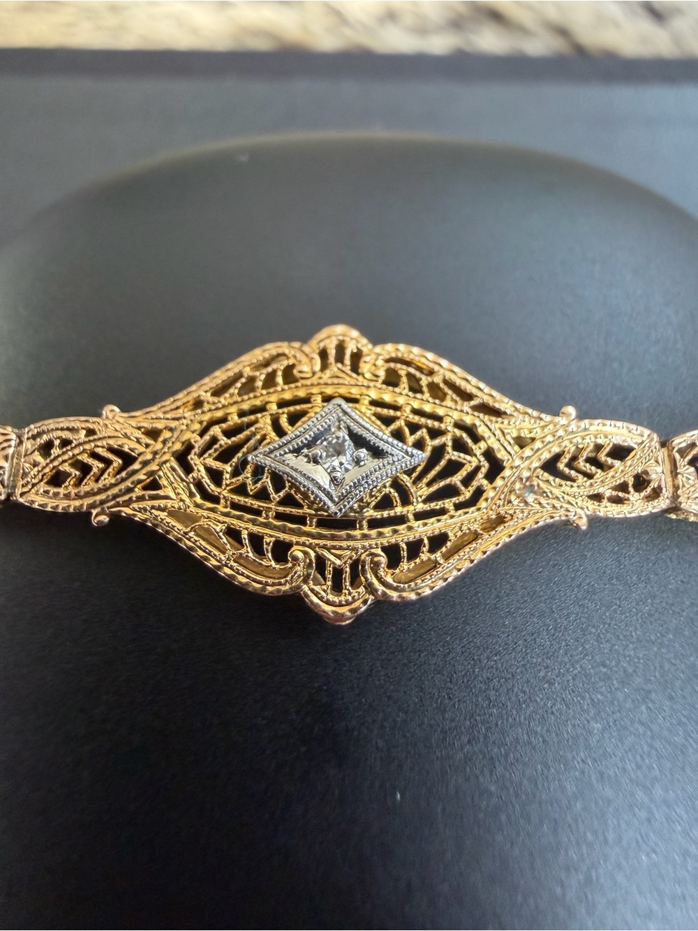 1920’s Vintage Elegant gold filigree bracelet w/ a clear, diamond center accent. - Picture 4 of 12